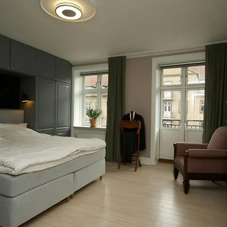 Bright With Three Balconies On Norrebro 아파트